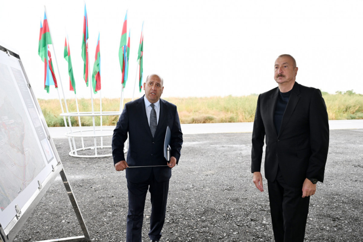 Le président de la Républiuque pose la première pierre du village de Garakhanbeyli de la région de Fuzouli