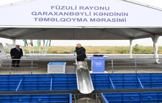 Le président de la Républiuque pose la première pierre du village de Garakhanbeyli de la région de Fuzouli