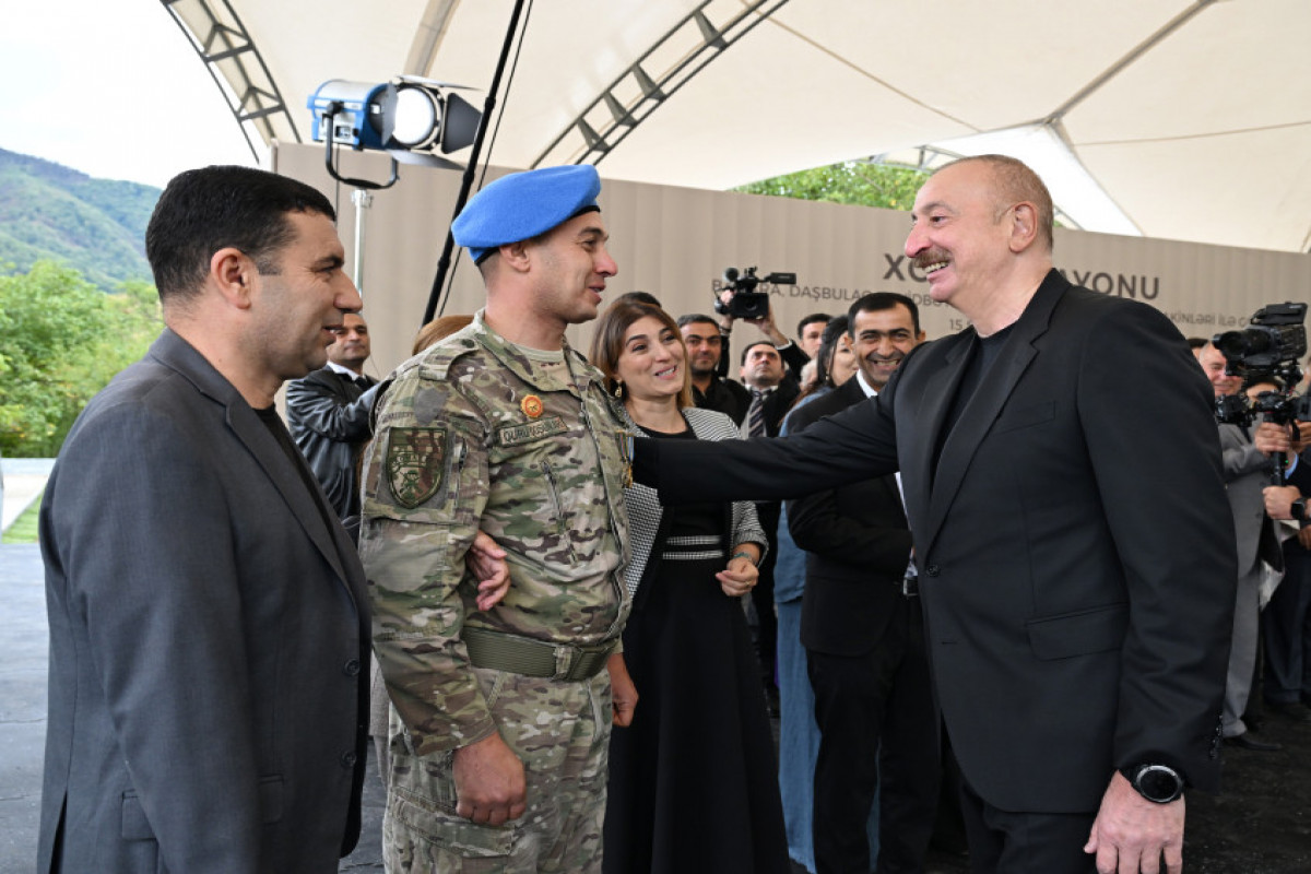 Ilham Aliyev rencontre les habitants des villages de Badara, Dachboulag, Seyidbeyli et Chouchakend de la region de Khodjaly