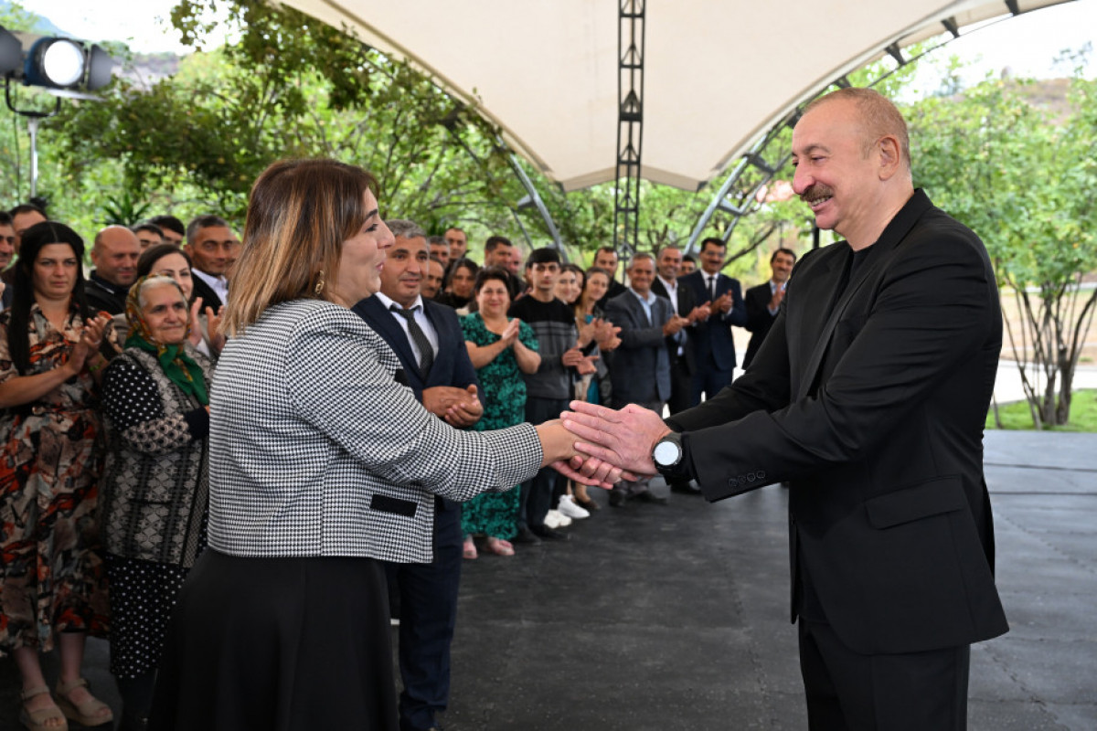 Ilham Aliyev rencontre les habitants des villages de Badara, Dachboulag, Seyidbeyli et Chouchakend de la region de Khodjaly