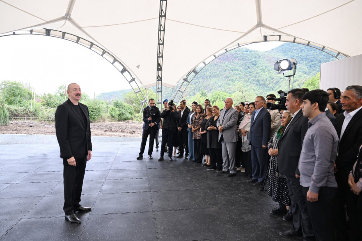 Ilham Aliyev rencontre les habitants des villages de Badara, Dachboulag, Seyidbeyli et Chouchakend de la region de Khodjaly