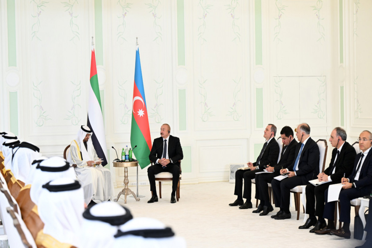 Réunion élargie des présidents Ilham Aliyev et le cheikh Mohammed bin Zayed Al Nahyan, échange des documents signés entre les deux pays