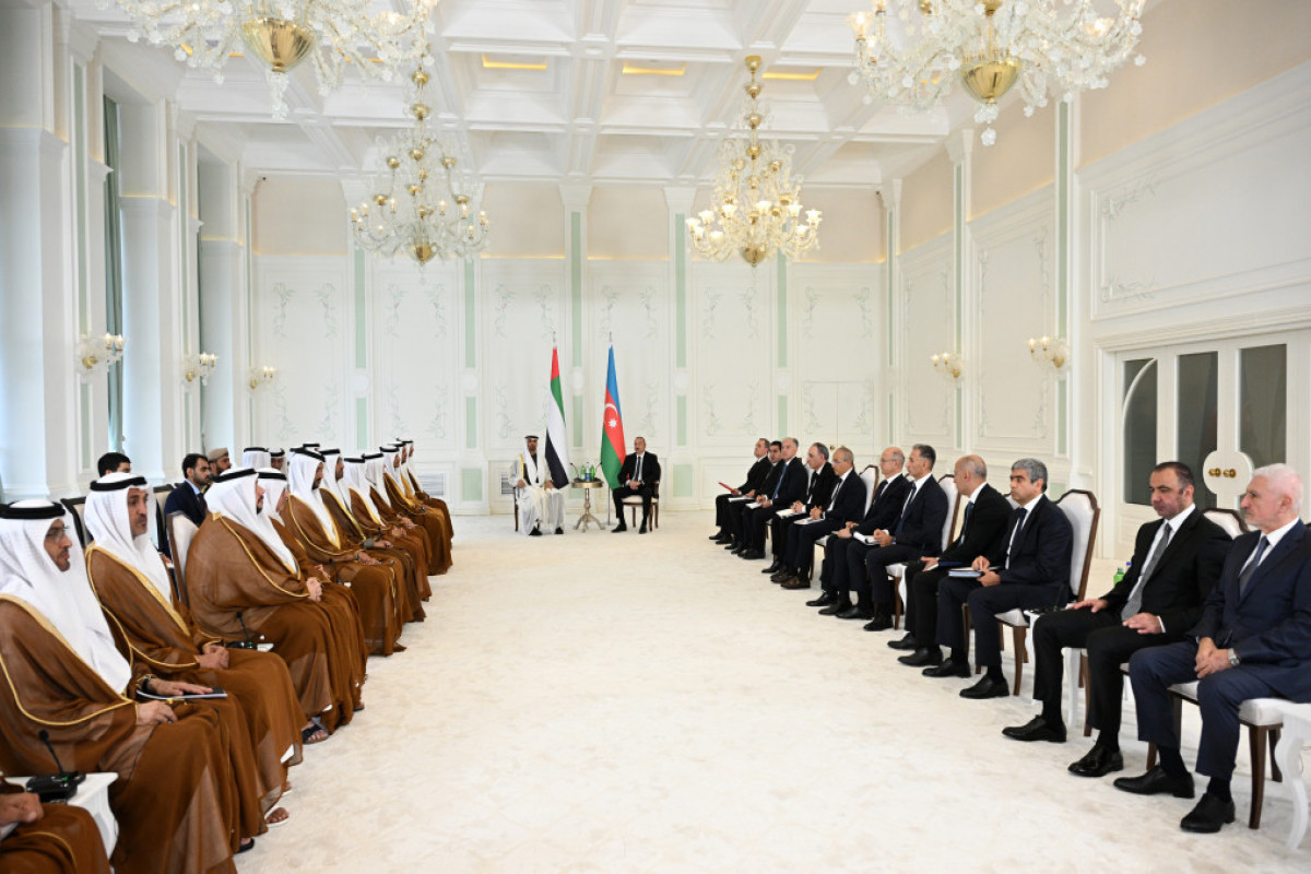 Réunion élargie des présidents Ilham Aliyev et le cheikh Mohammed bin Zayed Al Nahyan, échange des documents signés entre les deux pays