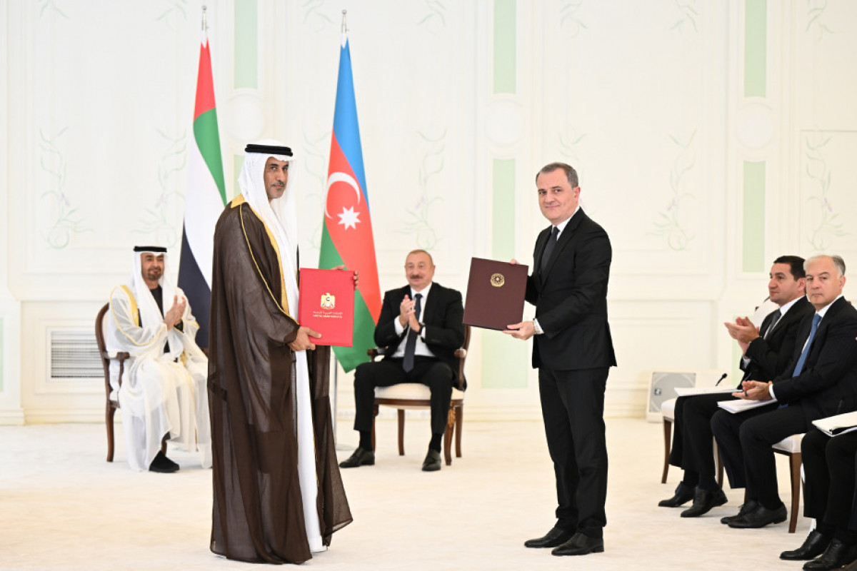 Réunion élargie des présidents Ilham Aliyev et le cheikh Mohammed bin Zayed Al Nahyan, échange des documents signés entre les deux pays