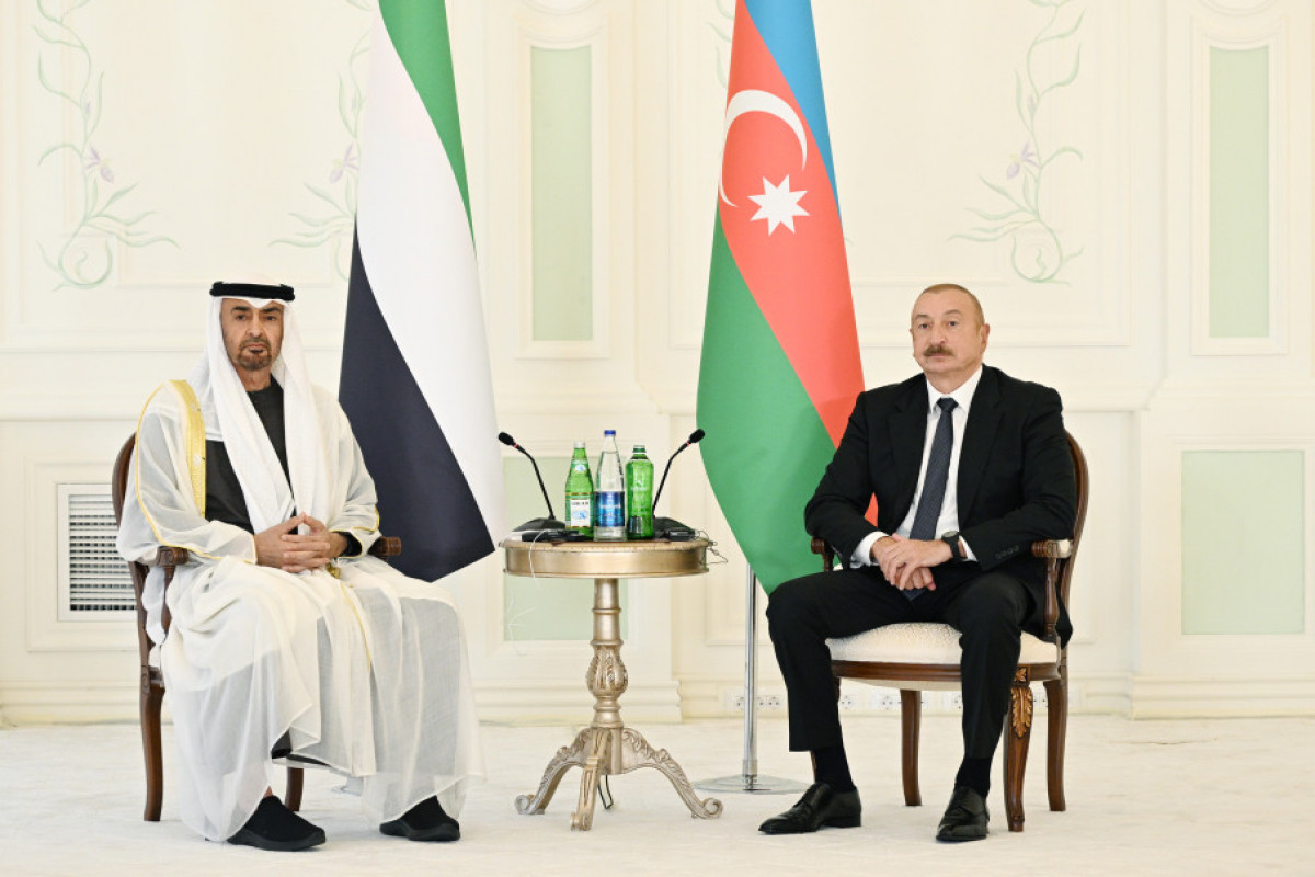 Réunion élargie des présidents Ilham Aliyev et le cheikh Mohammed bin Zayed Al Nahyan, échange des documents signés entre les deux pays