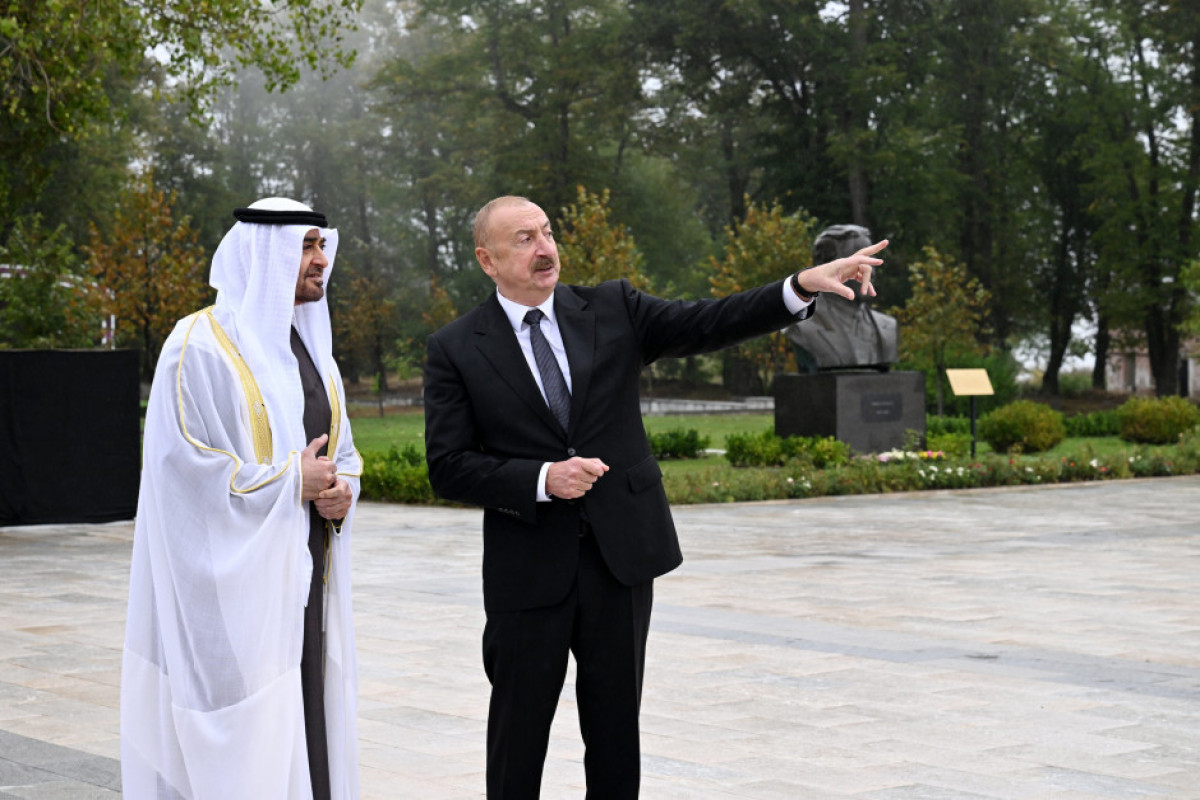 Les présidents azerbaïdjanais et émirien visitent les statues criblés de balles des éminentes personnalités azerbaïdjanaises