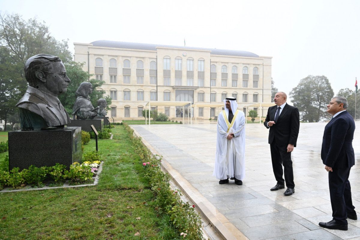 Les présidents azerbaïdjanais et émirien visitent les statues criblés de balles des éminentes personnalités azerbaïdjanaises