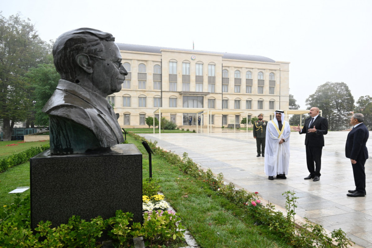 Les présidents azerbaïdjanais et émirien visitent les statues criblés de balles des éminentes personnalités azerbaïdjanaises