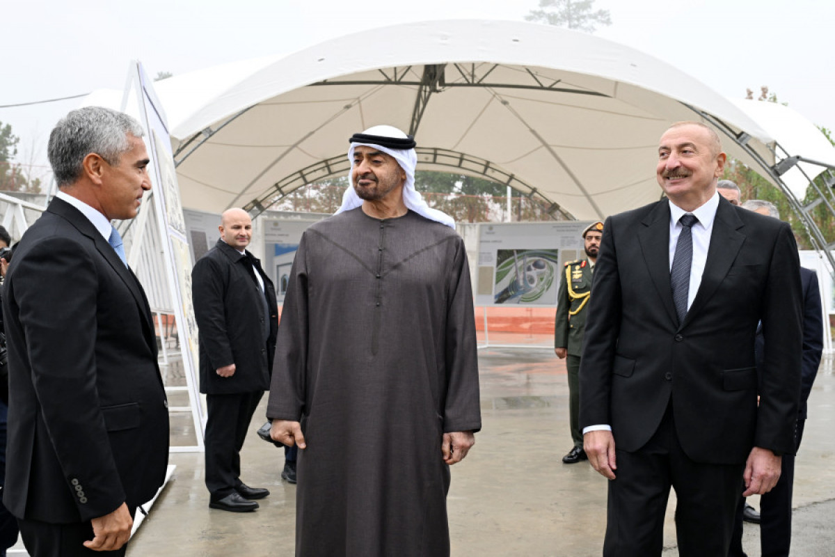 Ilham Aliyev et le cheikh Mohammed bin Zayed Al Nahyan visitent le chantier de la mosquée Yeni Choucha