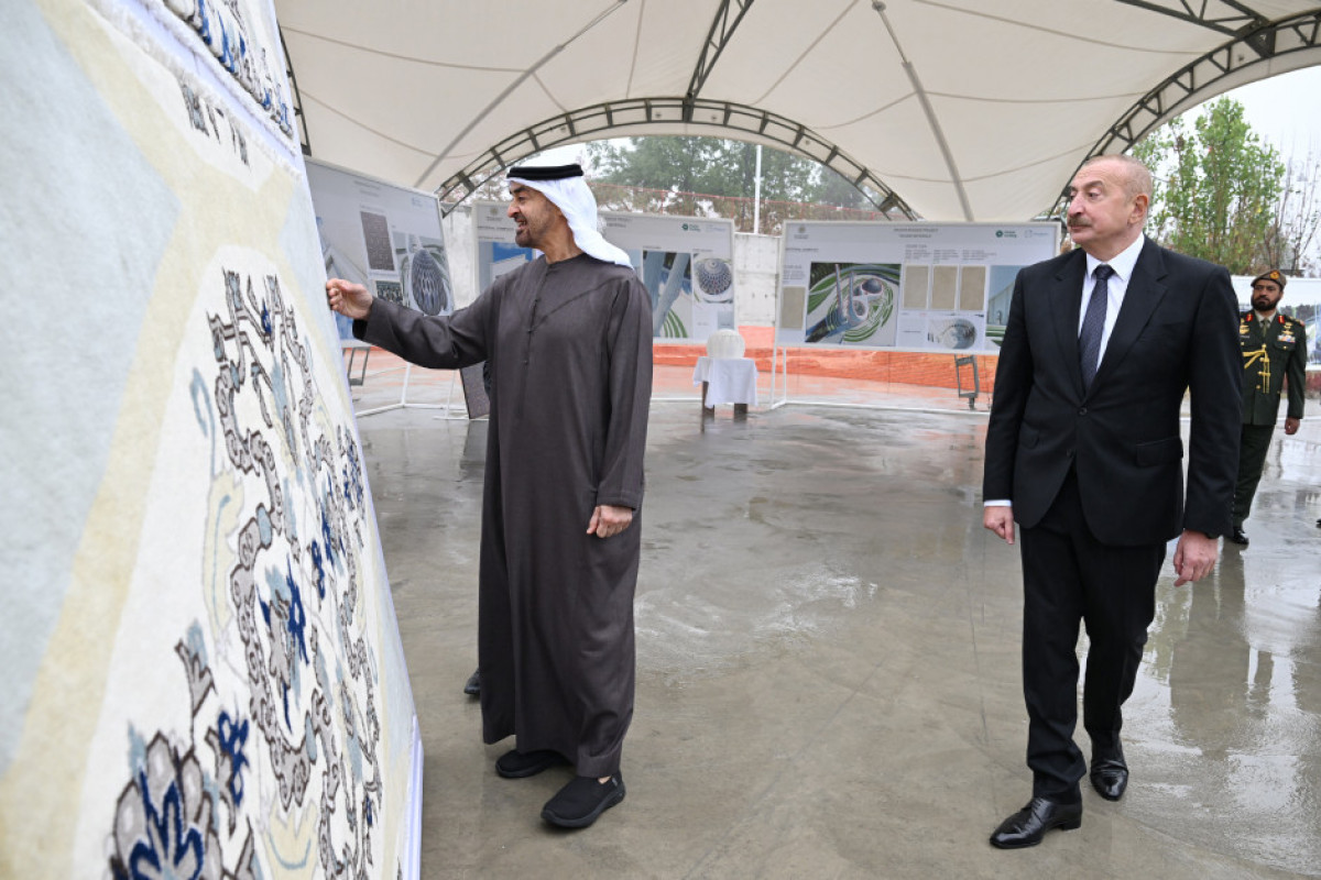 Ilham Aliyev et le cheikh Mohammed bin Zayed Al Nahyan visitent le chantier de la mosquée Yeni Choucha