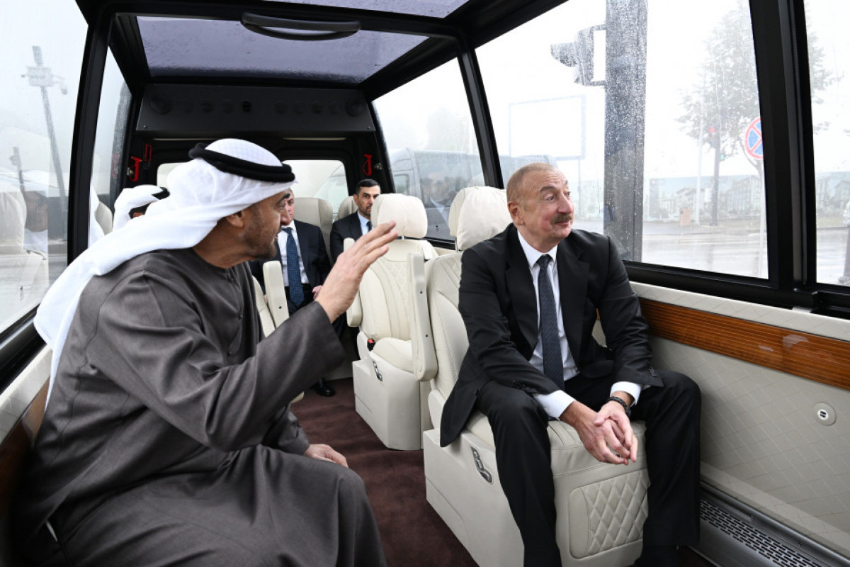 Ilham Aliyev et le cheikh Mohammed bin Zayed Al Nahyan visitent le chantier de la mosquée Yeni Choucha