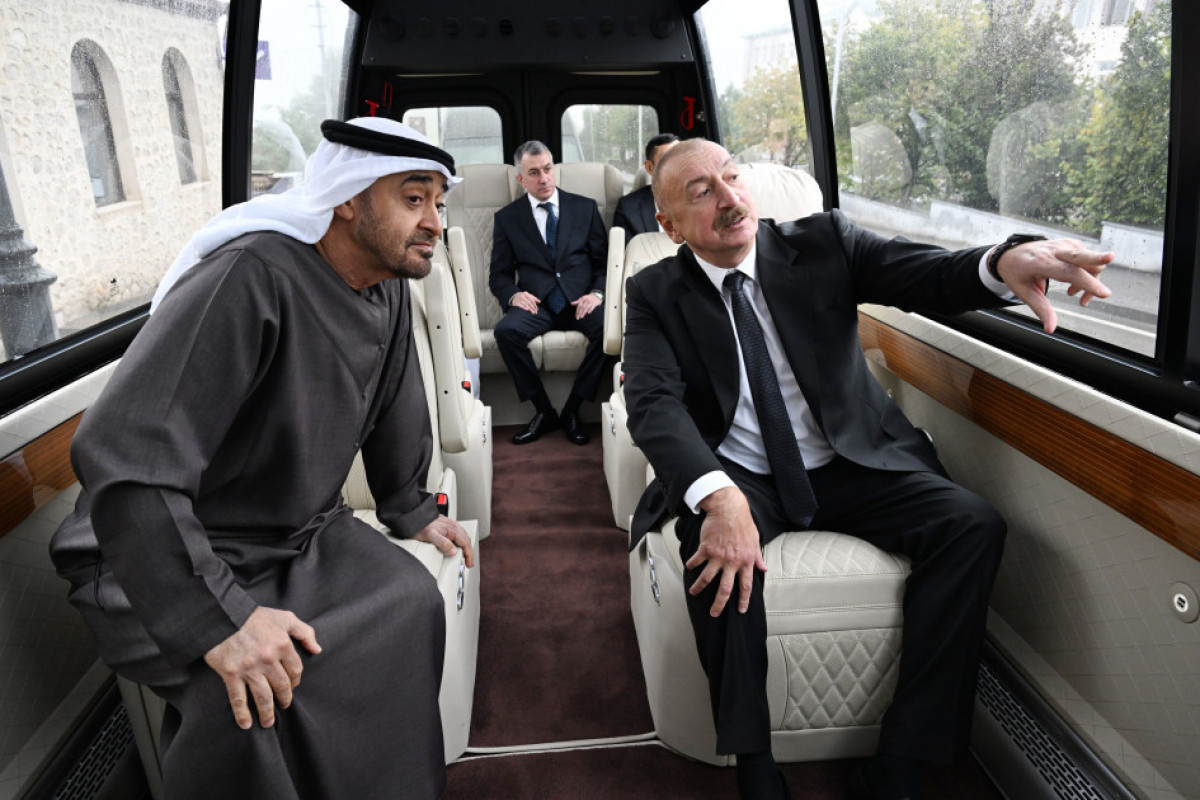 Ilham Aliyev et le cheikh Mohammed bin Zayed Al Nahyan visitent le chantier de la mosquée Yeni Choucha