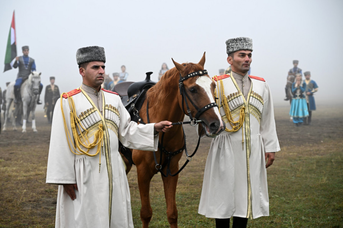 Les présidents Ilham Aliyev et le cheikh Mohammed ben Zayed Al Nahyan assistent à un spectacle des chevaux Karabagh sur la Plaine de Djydyr