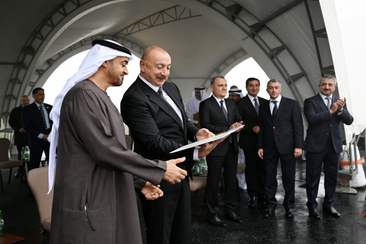Les présidents Ilham Aliyev et le cheikh Mohammed ben Zayed Al Nahyan assistent à un spectacle des chevaux Karabagh sur la Plaine de Djydyr
