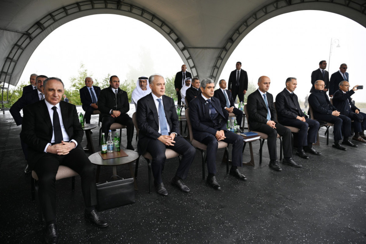 Les présidents Ilham Aliyev et le cheikh Mohammed ben Zayed Al Nahyan assistent à un spectacle des chevaux Karabagh sur la Plaine de Djydyr