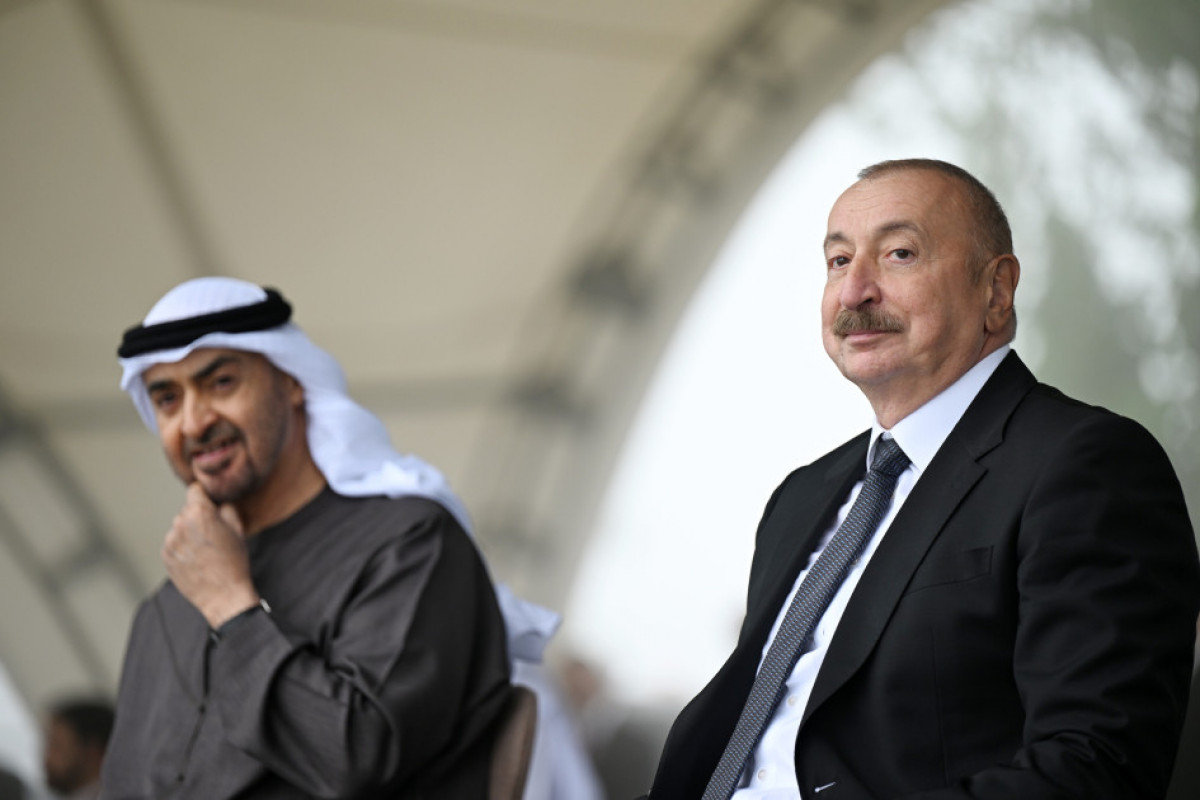 Les présidents Ilham Aliyev et le cheikh Mohammed ben Zayed Al Nahyan assistent à un spectacle des chevaux Karabagh sur la Plaine de Djydyr