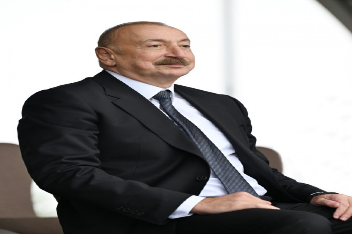 Les présidents Ilham Aliyev et le cheikh Mohammed ben Zayed Al Nahyan assistent à un spectacle des chevaux Karabagh sur la Plaine de Djydyr