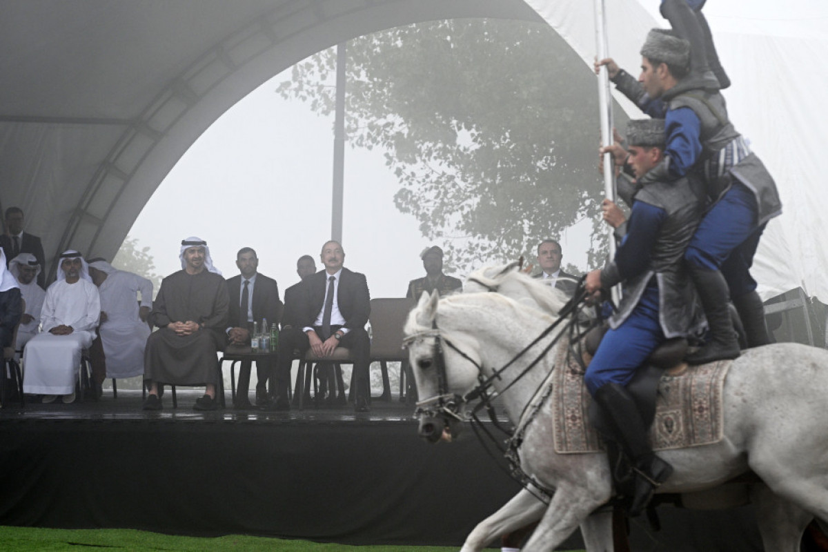 Les présidents Ilham Aliyev et le cheikh Mohammed ben Zayed Al Nahyan assistent à un spectacle des chevaux Karabagh sur la Plaine de Djydyr