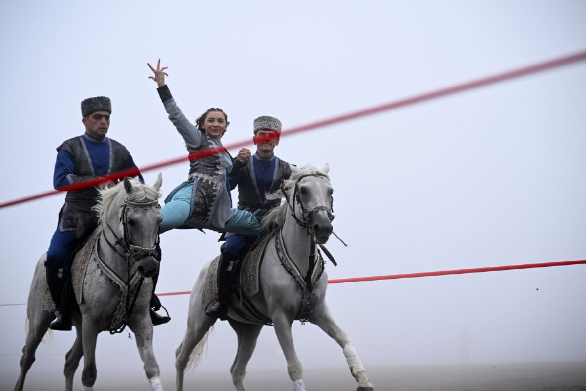 Les présidents Ilham Aliyev et le cheikh Mohammed ben Zayed Al Nahyan assistent à un spectacle des chevaux Karabagh sur la Plaine de Djydyr