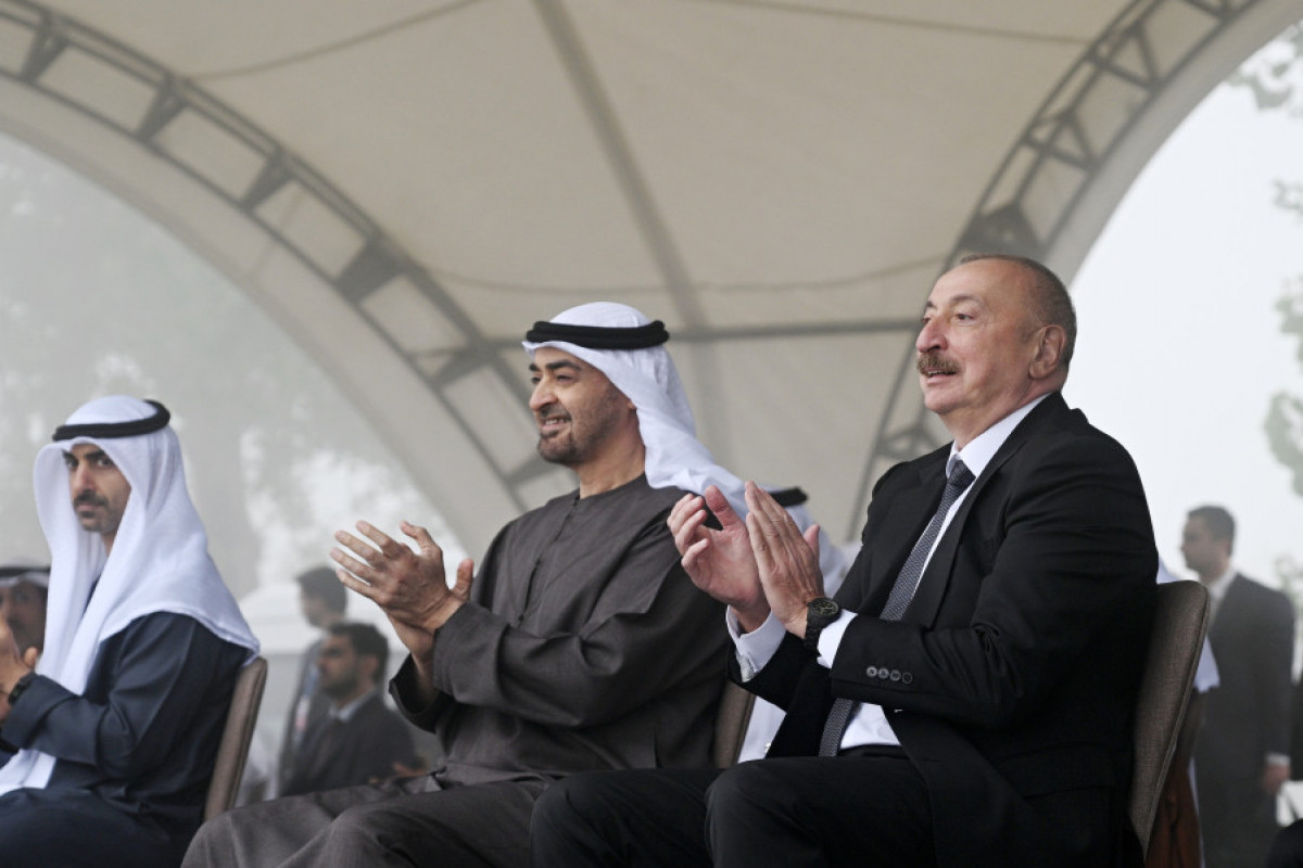 Les présidents Ilham Aliyev et le cheikh Mohammed ben Zayed Al Nahyan assistent à un spectacle des chevaux Karabagh sur la Plaine de Djydyr