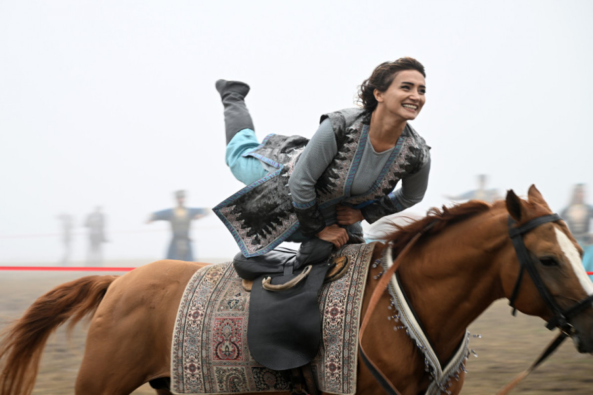 Les présidents Ilham Aliyev et le cheikh Mohammed ben Zayed Al Nahyan assistent à un spectacle des chevaux Karabagh sur la Plaine de Djydyr