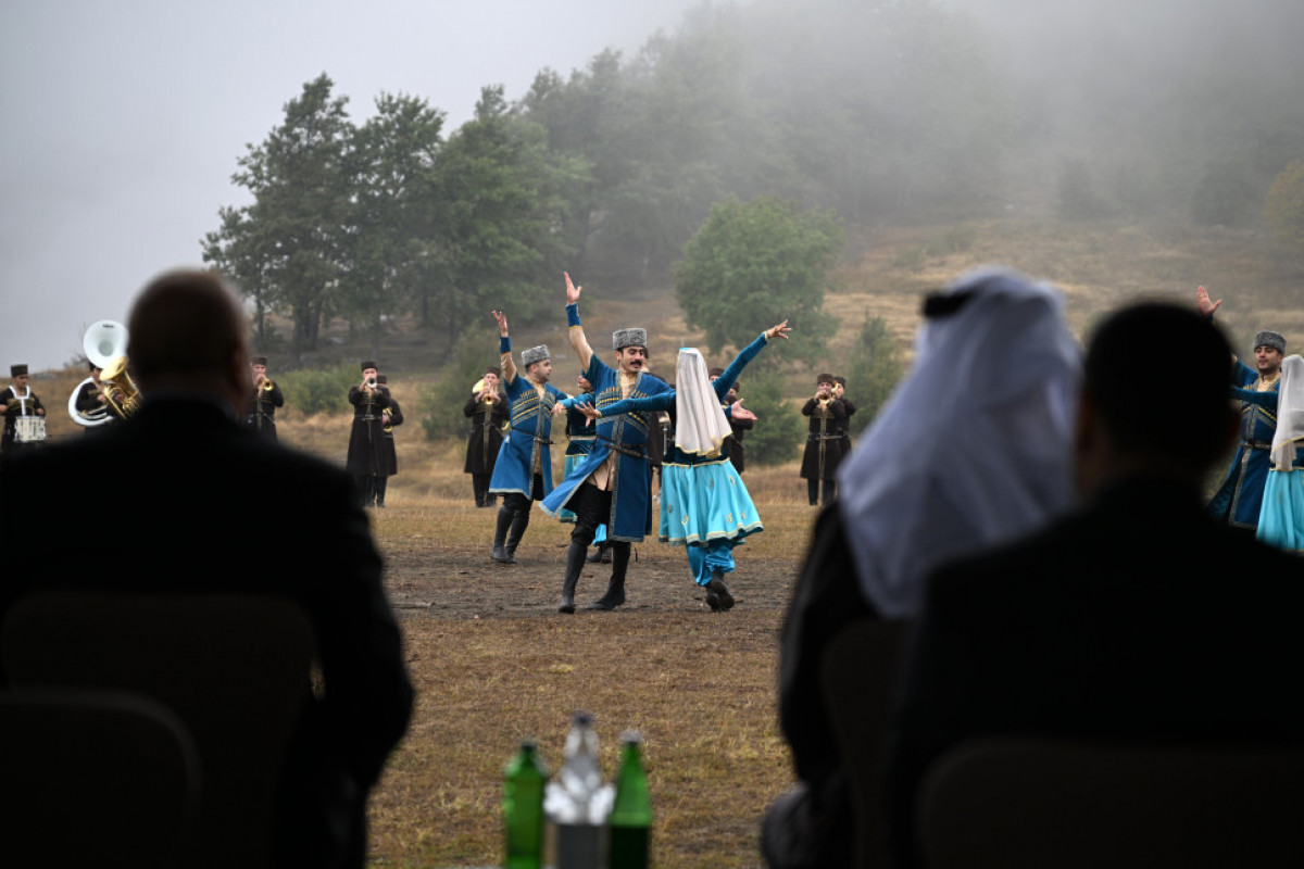 Les présidents Ilham Aliyev et le cheikh Mohammed ben Zayed Al Nahyan assistent à un spectacle des chevaux Karabagh sur la Plaine de Djydyr