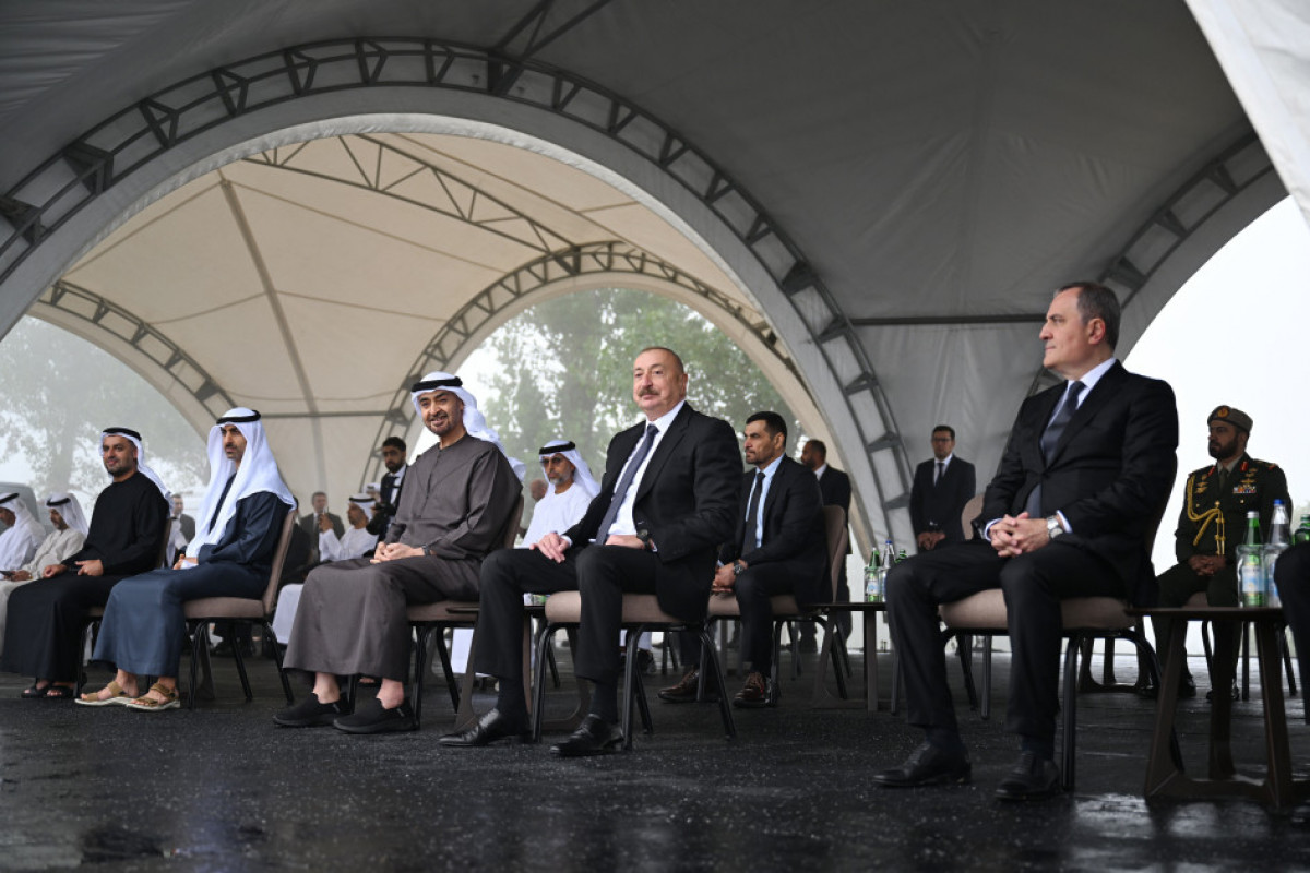 Les présidents Ilham Aliyev et le cheikh Mohammed ben Zayed Al Nahyan assistent à un spectacle des chevaux Karabagh sur la Plaine de Djydyr