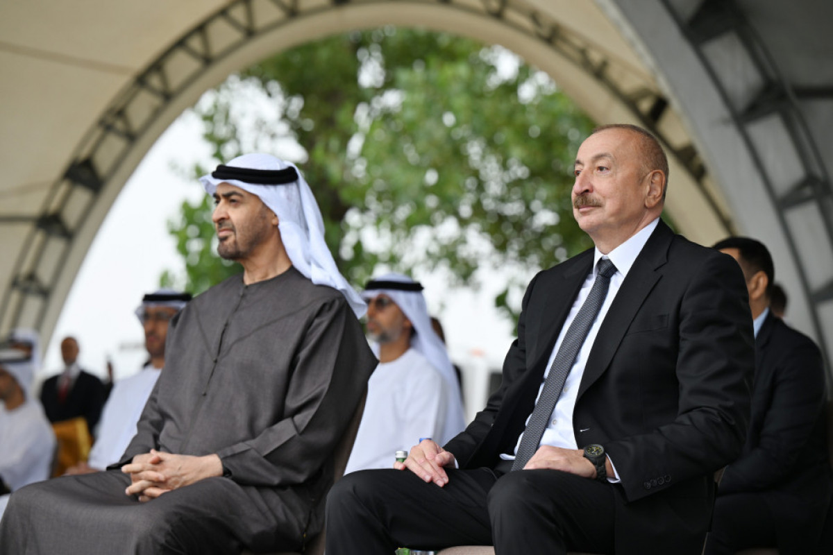 Les présidents Ilham Aliyev et le cheikh Mohammed ben Zayed Al Nahyan assistent à un spectacle des chevaux Karabagh sur la Plaine de Djydyr