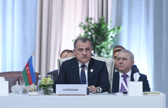 Djeyhoun Baïramov exprime son soutien à la souveraineté et à l'intégrité territoriale du Qatar lors du sommet arabo-islamique