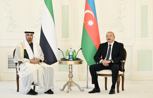 Réunion élargie des présidents Ilham Aliyev et le cheikh Mohammed bin Zayed Al Nahyan, échange des documents signés entre les deux pays
