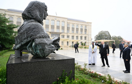 Les présidents azerbaïdjanais et émirien visitent les statues criblés de balles des éminentes personnalités azerbaïdjanaises
