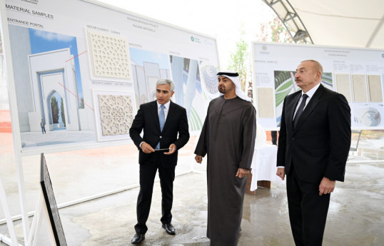 Ilham Aliyev et le cheikh Mohammed bin Zayed Al Nahyan visitent le chantier de la mosquée Yeni Choucha