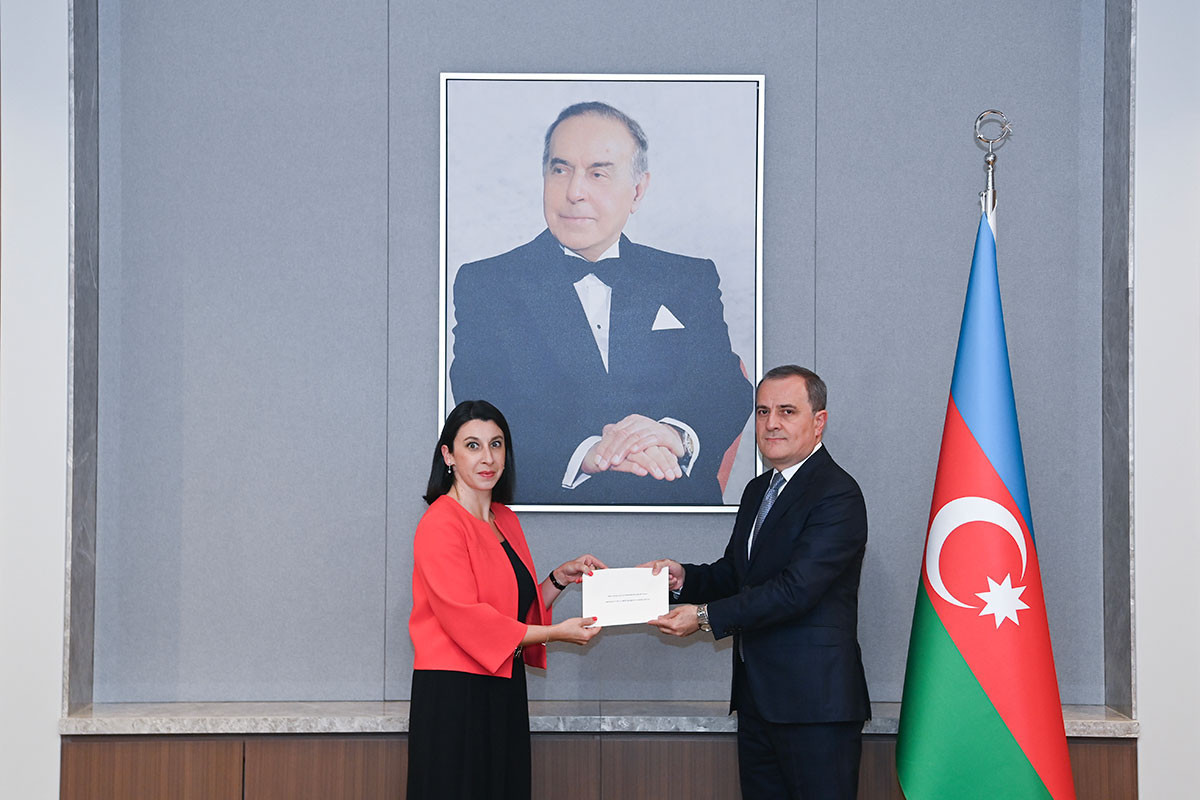 La nouvelle ambassadrice de France a remis la copie figurée de ses lettres de créance à Djeyhoun Baïramov