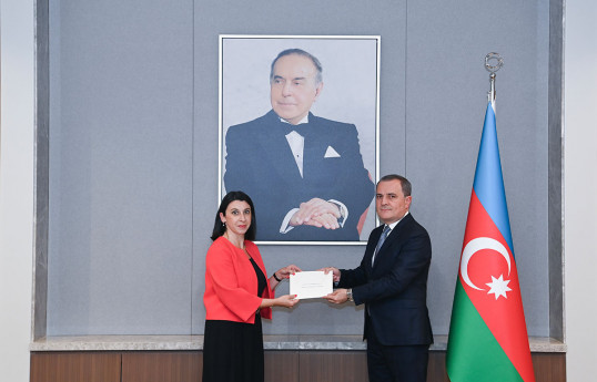 La nouvelle ambassadrice de France a remis la copie figurée de ses lettres de créance à Djeyhoun Baïramov