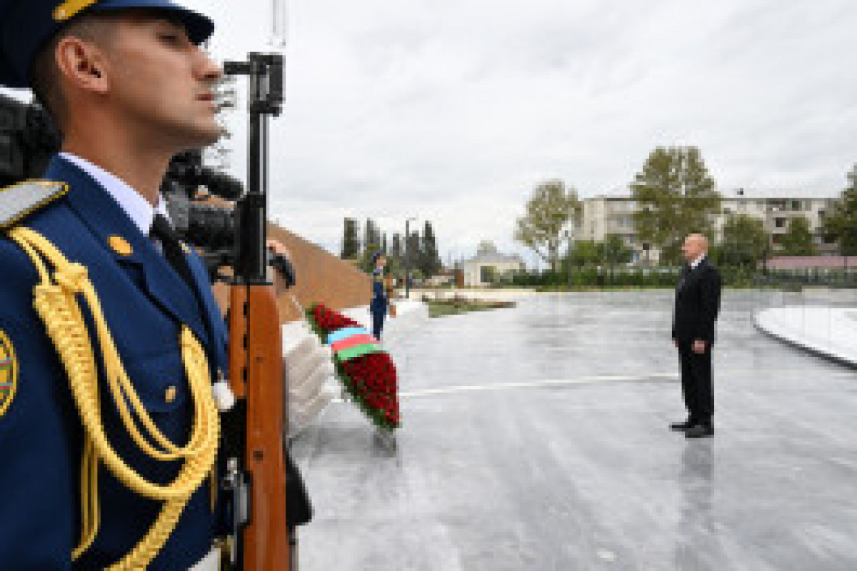 Le président azerbaïdjanais a honoré la mémoire des martyrs de la Guerre patriotique avec une minute de silence