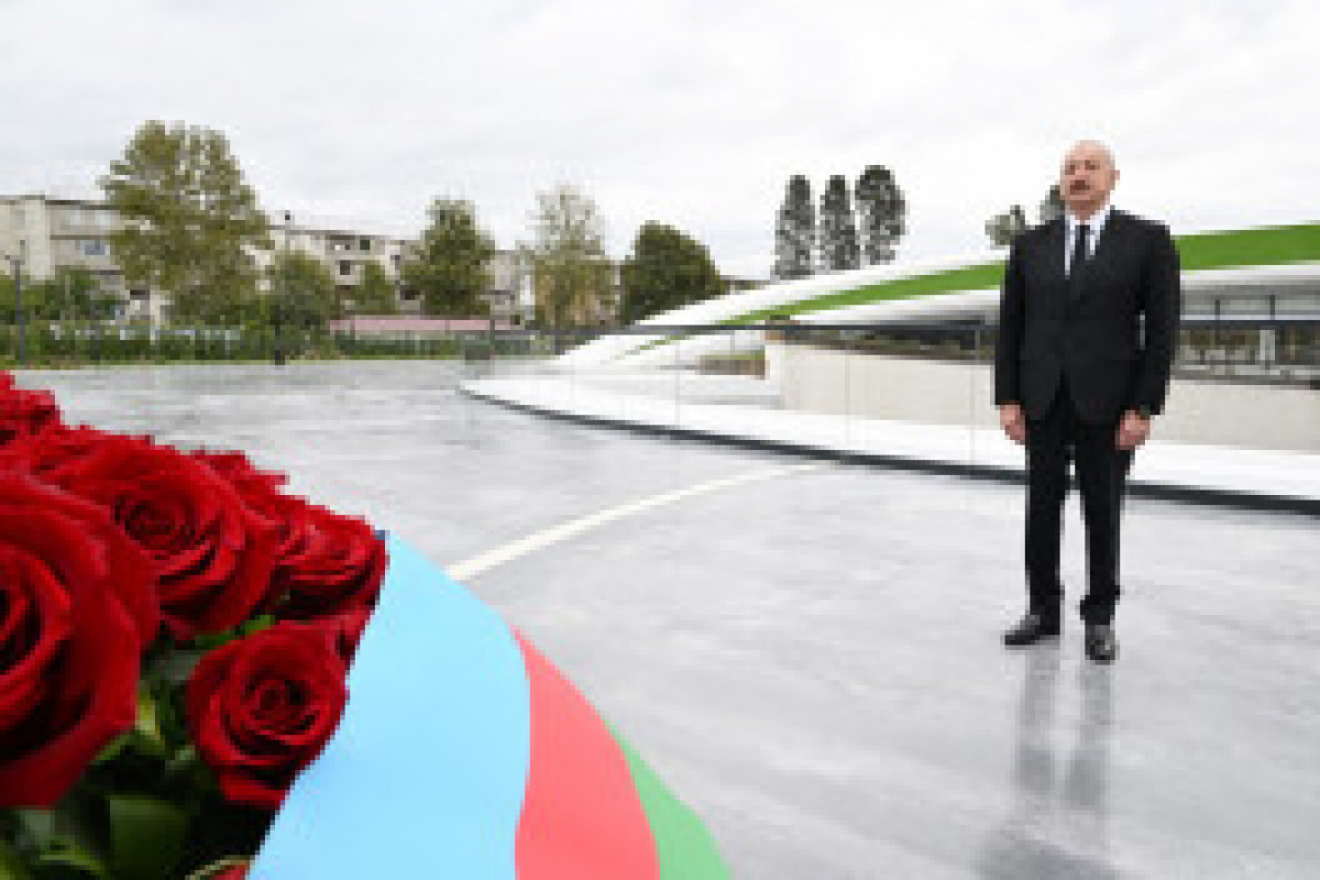 Le président azerbaïdjanais a honoré la mémoire des martyrs de la Guerre patriotique avec une minute de silence