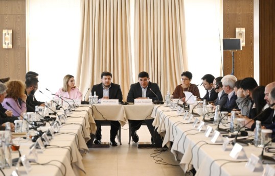 Une table ronde se tient avec la participation de représentants de l’Azerbaïdjan et de l’Arménie -PHOTO 