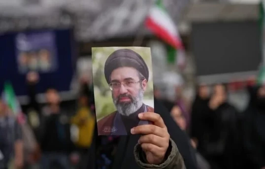 Mojtaba Khamenei a subi de graves blessures au visage et aux jambes, mais reste conscient et participe à la prise de décisions importantes