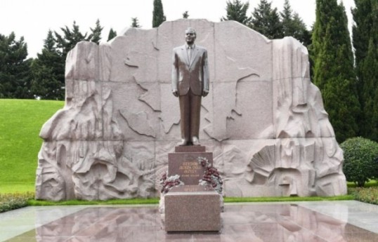 Président de la Lettonie a visité la tombe du leader national Heydar Aliyev