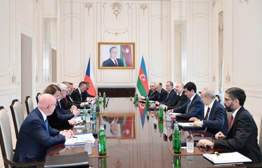 Président Ilham Aliyev a eu une réunion élargie avec le Premier ministre de la République tchèque -ACTUALISÉ 