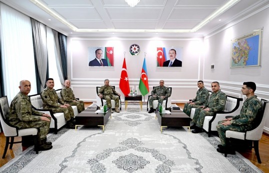 Hikmet Mirzayev a rencontré le commandant des forces terrestres turques