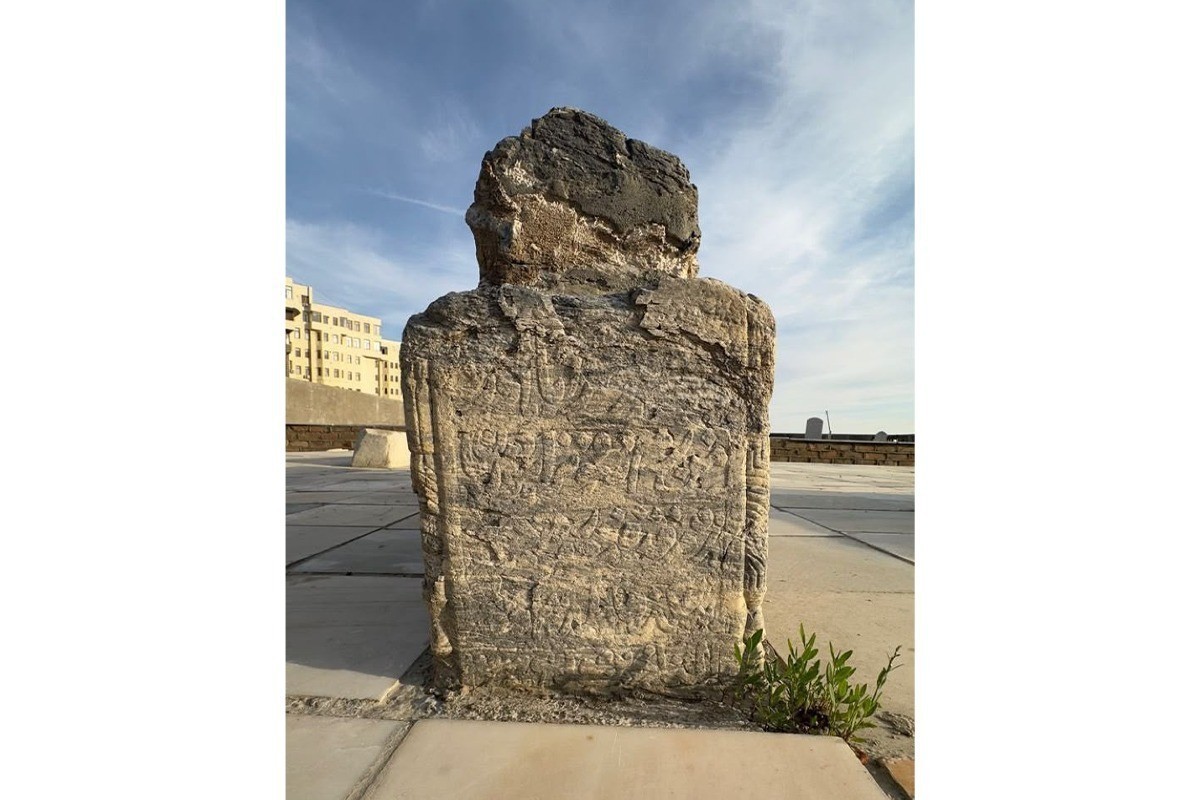 Hikmet Hajiyev a rendu visite à la tombe de Yusif Garabaghi : Un pont de science, de culture et d’amitié reliant le Karabakh à Boukhara à travers les siècles