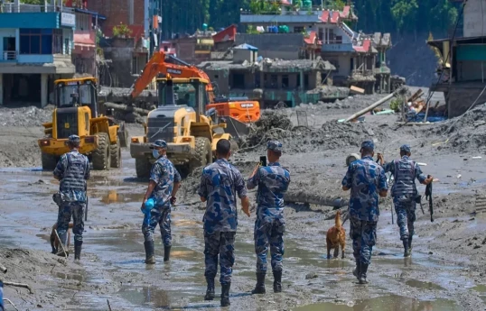 Le nombre de morts dans les inondations au Népal s’élève à 538, un barrage d’eau s’est effondré à la frontière avec la Chine