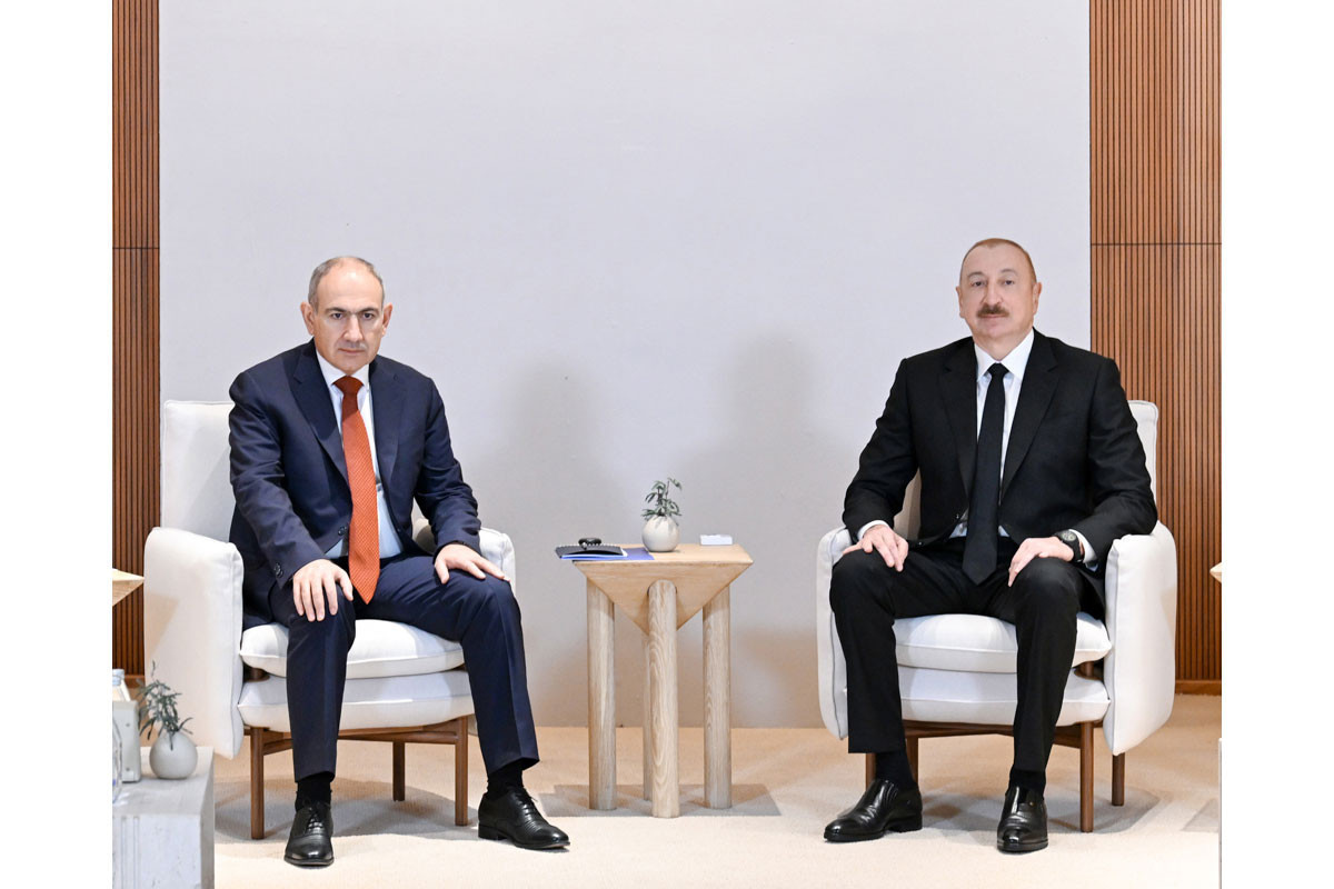 Le Président Ilham Aliyev tient à Abou Dhabi une rencontre élargie avec le Premier ministre de l’Arménie -VIDÉO -PHOTO 