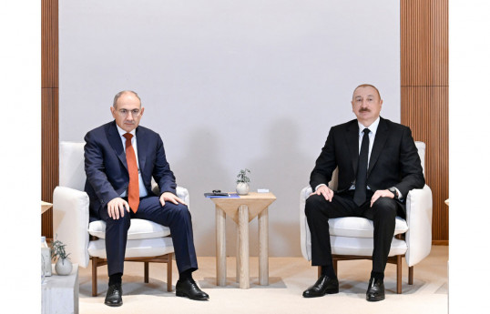 Le Président Ilham Aliyev tient à Abou Dhabi une rencontre élargie avec le Premier ministre de l’Arménie -VIDÉO -PHOTO 