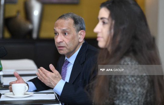 Azerbaïdjan est un important centre de liaison situé entre l’Est et l’Ouest, dit Khush Choksy