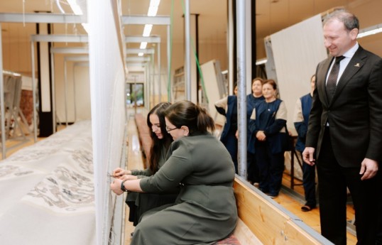 Leyla Aliyeva a participé à la cérémonie de découpe du tapis circulaire préparé pour la mosquée de Choucha