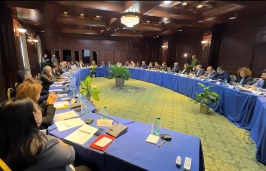 Dans le cadre de l’initiative « Pont de la paix », la rencontre des représentants de l’Azerbaïdjan et de l’Arménie a débuté à Erevan-VIDÉO 