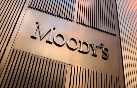 Moody’s : Le soutien de l’État et la croissance du secteur non pétrolier renforcent la position des banques azerbaïdjanaises