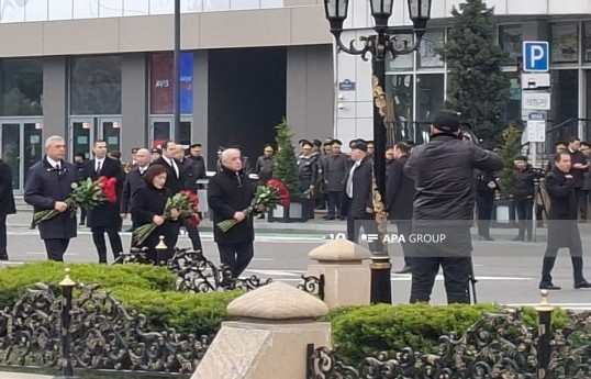 Les responsables de l’État et du gouvernement ont visité le monument du génocide de Khojaly à Bakou